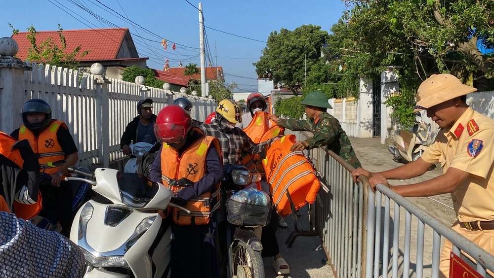 Người dân Phú Thọ vui mừng đi phà Phong Châu vượt sông Hồng 12.jpg