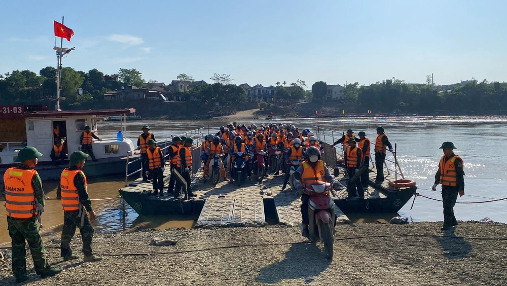 Người dân Phú Thọ vui mừng đi phà Phong Châu vượt sông Hồng 2.jpg