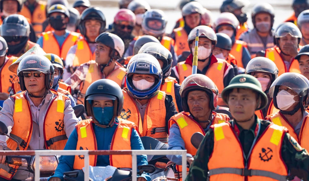 Người dân Phú Thọ vui mừng đi phà Phong Châu vượt sông Hồng 3.jpg