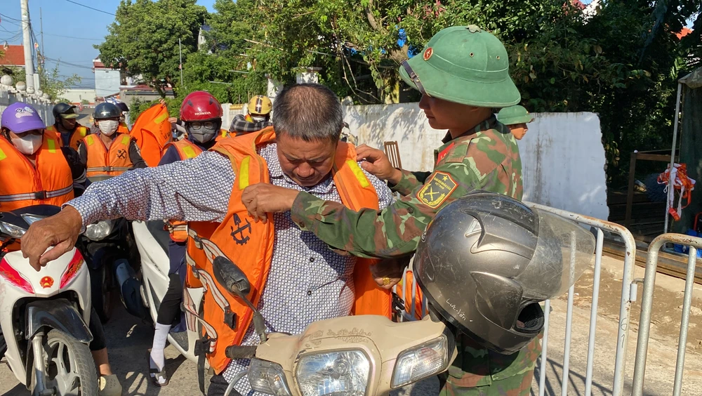 Người dân Phú Thọ vui mừng đi phà Phong Châu vượt sông Hồng 8.jpg