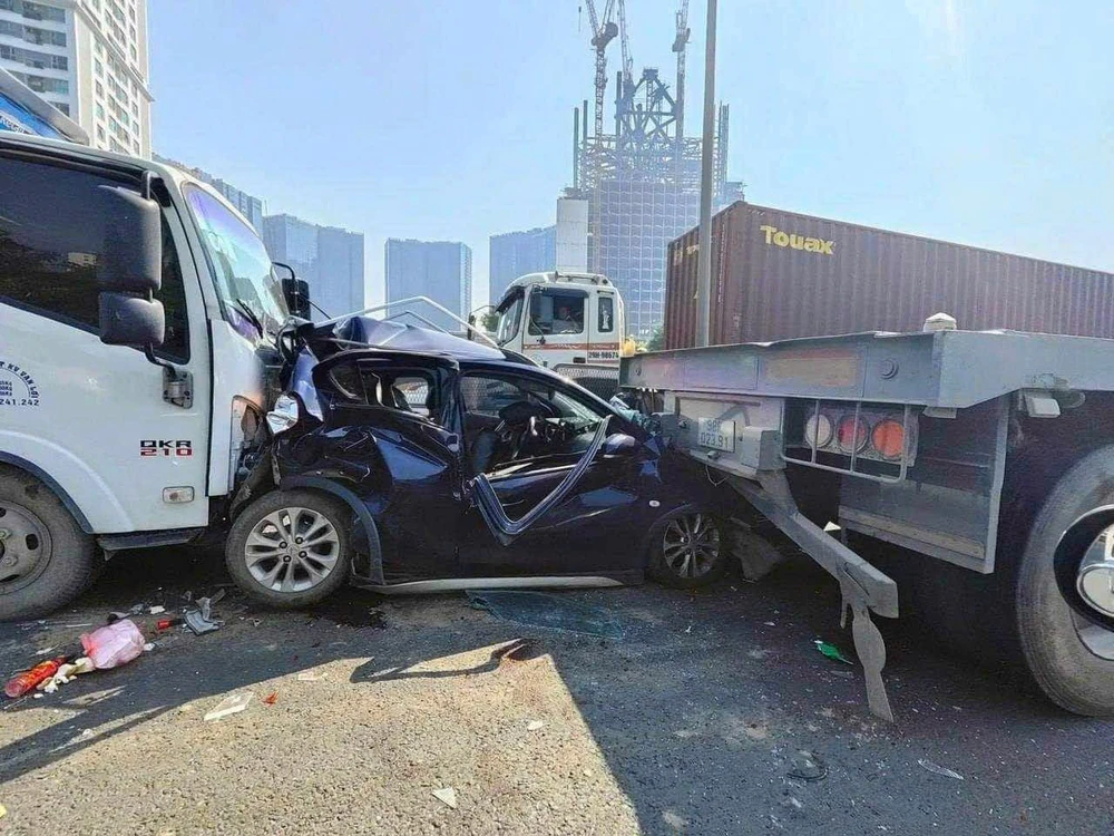 Xe con biến dạng trong vụ tai nạn 5 ô tô ở lối xuống cầu Thăng Long.jpeg