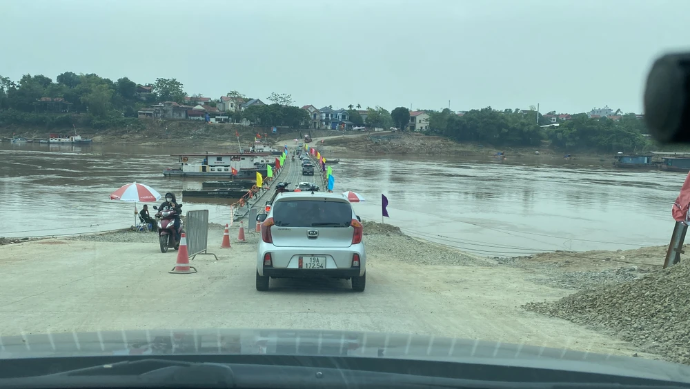 Điều chỉnh thời gian đóng mở cầu phao Phong Châu .jpg