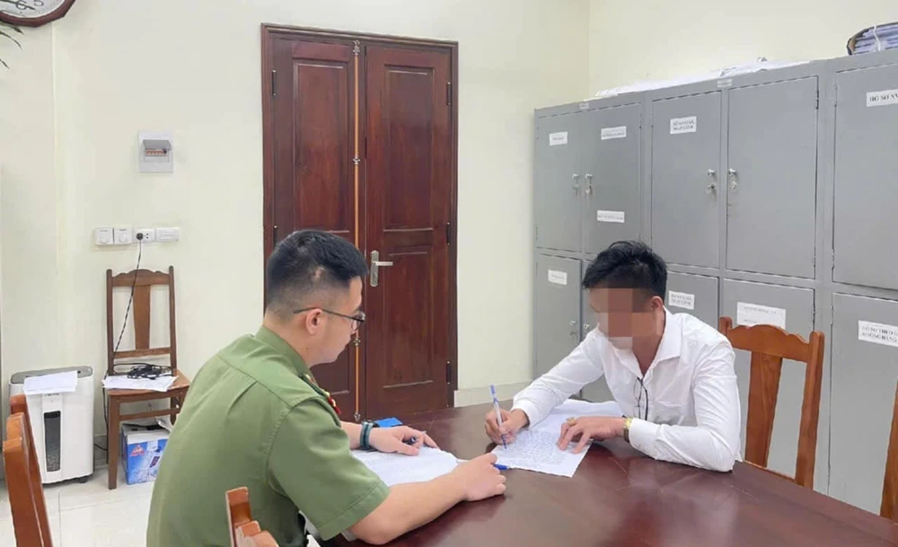 Công an làm việc với Nguyễn Tiến T làm rõ hành vi báo chốt CSGT