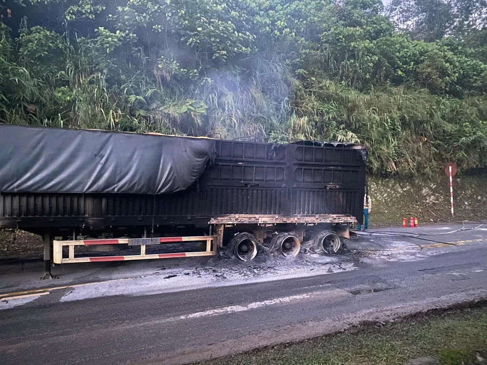 Cháy xe đầu kéo chở 20 tấn ngô trên quốc lộ 6.jpg