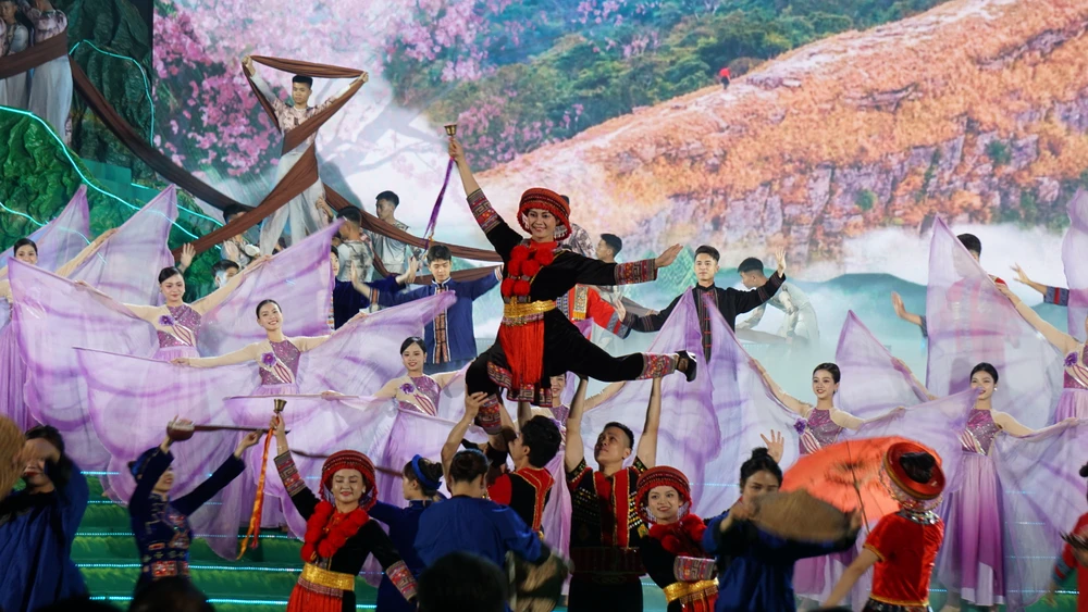 Video: Khai mạc ngày hội văn hóa các dân tộc vùng Đông Bắc lần thứ XI 9.JPG