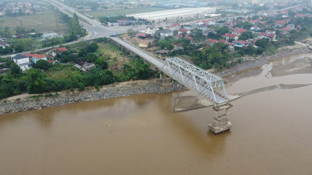 Hiện trạng cầu Phong Châu khi nước sông Hồng giảm 6 mét 12.jpg