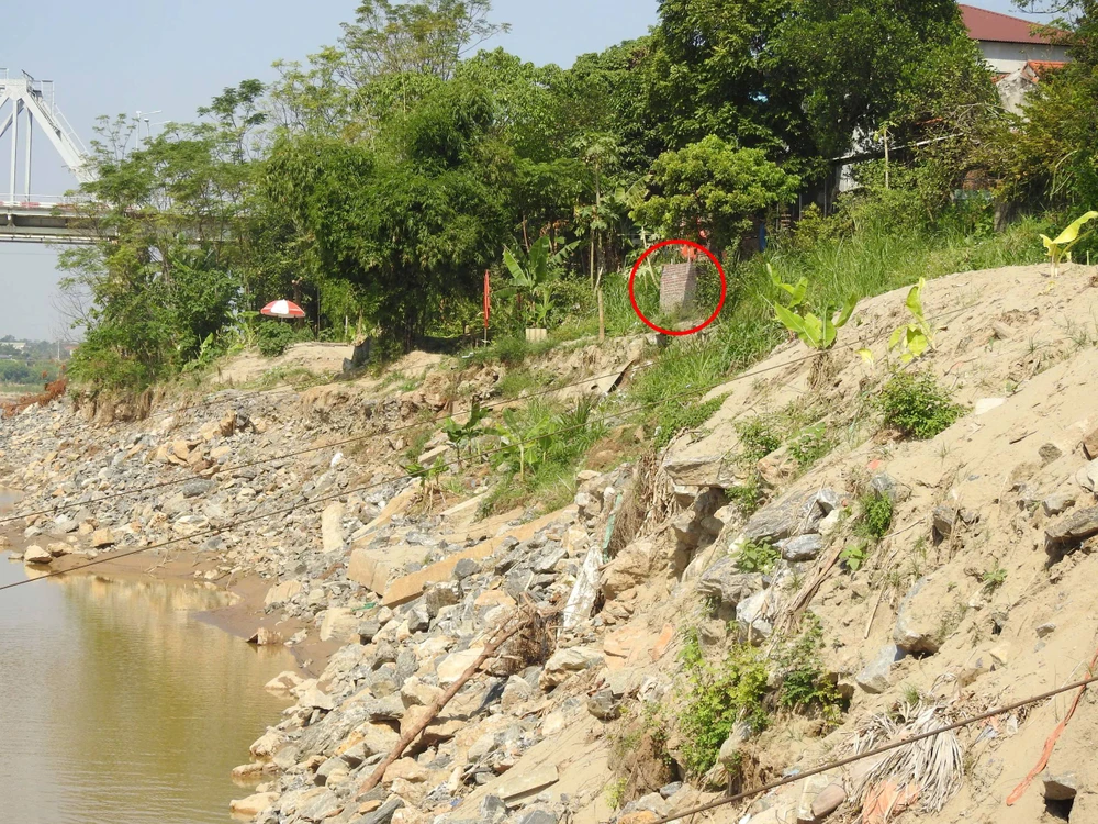 Hiện trạng cầu Phong Châu khi nước sông Hồng giảm 6 mét 6.jpg