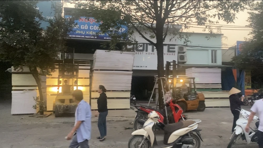 Vụ cháy ở KCN Chàng Sơn: Chạy ván công nghiệp khỏi kho tránh cháy lan 2.jpg