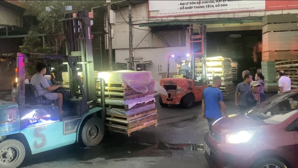 Vụ cháy ở KCN Chàng Sơn: Chạy ván công nghiệp khỏi kho tránh cháy lan 4.jpg