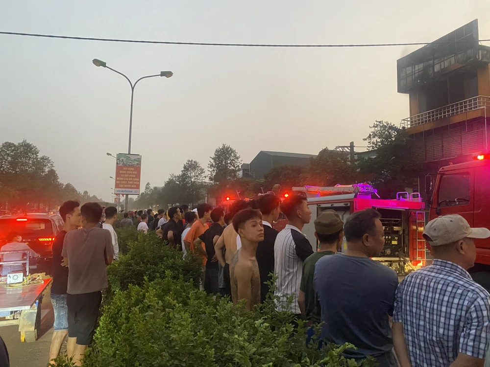 Vụ cháy ở KCN Chàng Sơn: Chạy ván công nghiệp khỏi kho tránh cháy lan 8.jpg