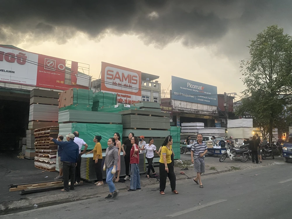 Vụ cháy ở KCN Chàng Sơn: Chạy ván công nghiệp khỏi kho tránh cháy lan 9.jpg