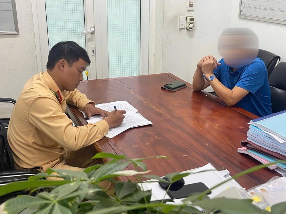 Xử phạt xe tải vượt 'láo' tại cầu phao Phong Châu.jpg