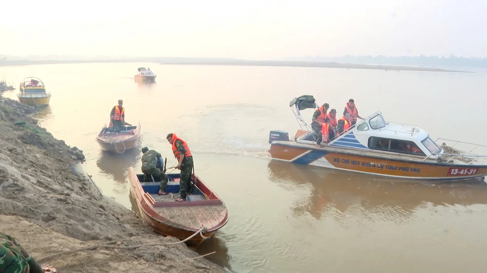 Vụ 5 học sinh mất tích do đuối nước Tìm thấy thi thể thứ 2 gần cầu phao Phong Châu.jpg