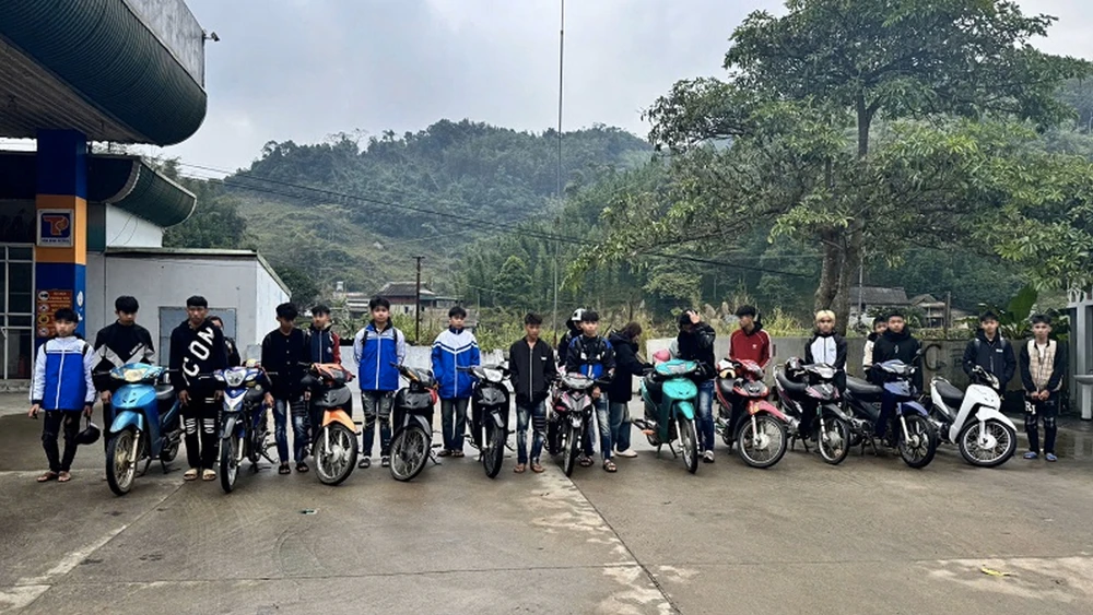 Xử lý nhóm 22 thiếu niên Thanh Hóa đi xe máy thành đoàn qua tỉnh Hòa Bình.jpg