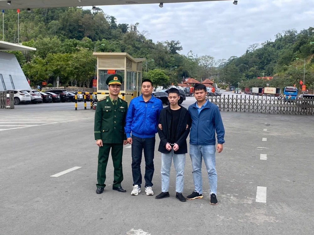 Gây thương tích cho người khác đến 42% rồi bỏ trốn sang Trung Quốc.JPG