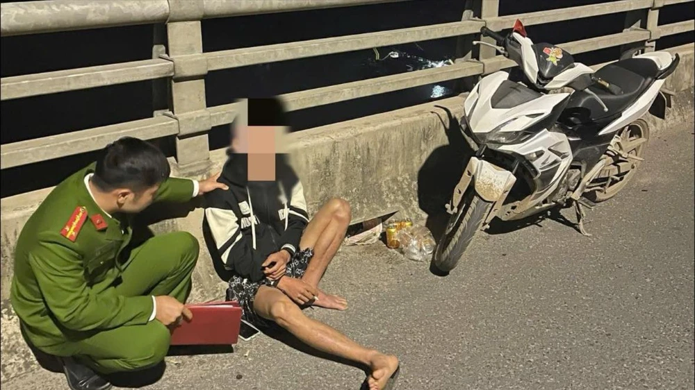 Vận động 2 người bỏ ý định tự tử ở cầu Văn Lang.jpg