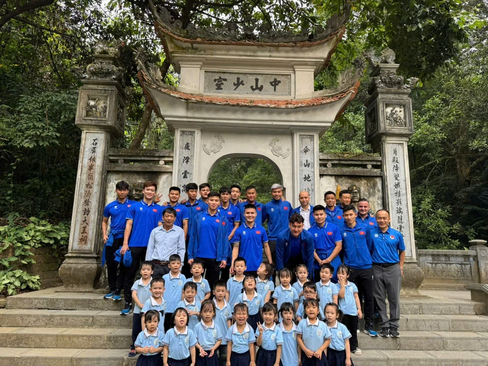 Đội tuyển Việt Nam dâng hương tưởng nhớ các Vua Hùng trước thềm AFF CUP 2024 2.jpg