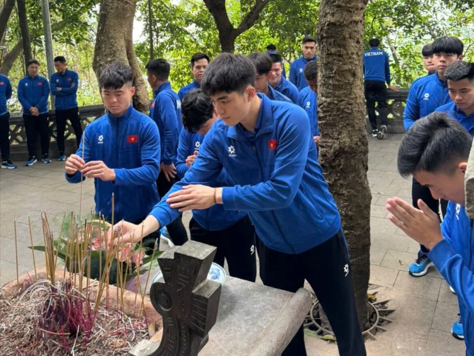 Đội tuyển Việt Nam dâng hương tưởng nhớ các Vua Hùng trước thềm AFF CUP 2024 3.jpg