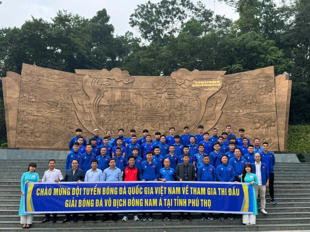 Đội tuyển Việt Nam dâng hương tưởng nhớ các Vua Hùng trước thềm AFF CUP 2024 4.jpg