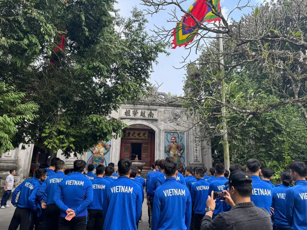 Đội tuyển Việt Nam dâng hương tưởng nhớ các Vua Hùng trước thềm AFF CUP 2024 5.jpg