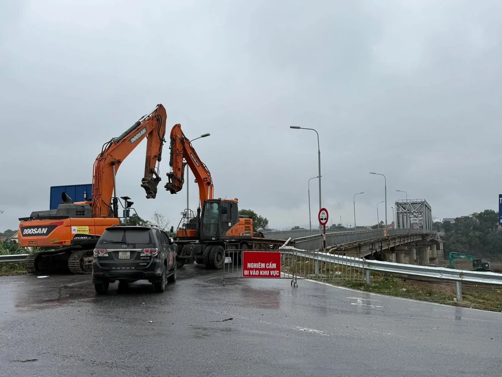 Chuẩn bị phá dỡ phần còn lại cầu Phong Châu.JPG