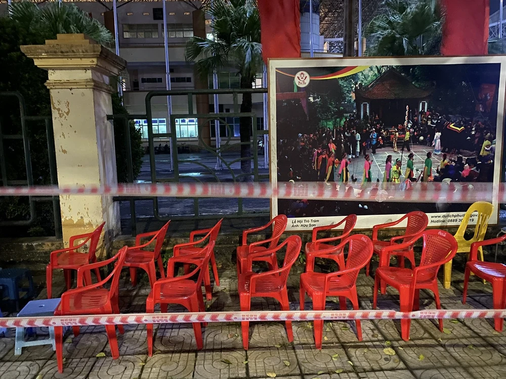 Mang ghế nhựa xếp 'lốt' mua vé xem trận Việt Nam - Indonesia 1.jpg