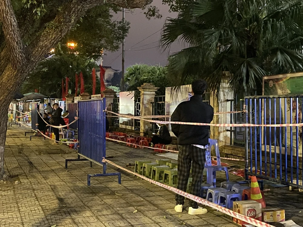 Mang ghế nhựa xếp 'lốt' mua vé xem trận Việt Nam - Indonesia 2.jpg