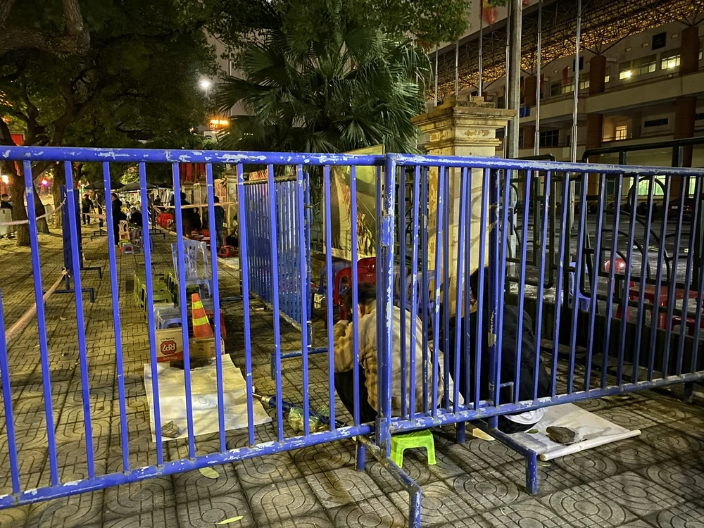 Mang ghế nhựa xếp 'lốt' mua vé xem trận Việt Nam - Indonesia 4.jpg