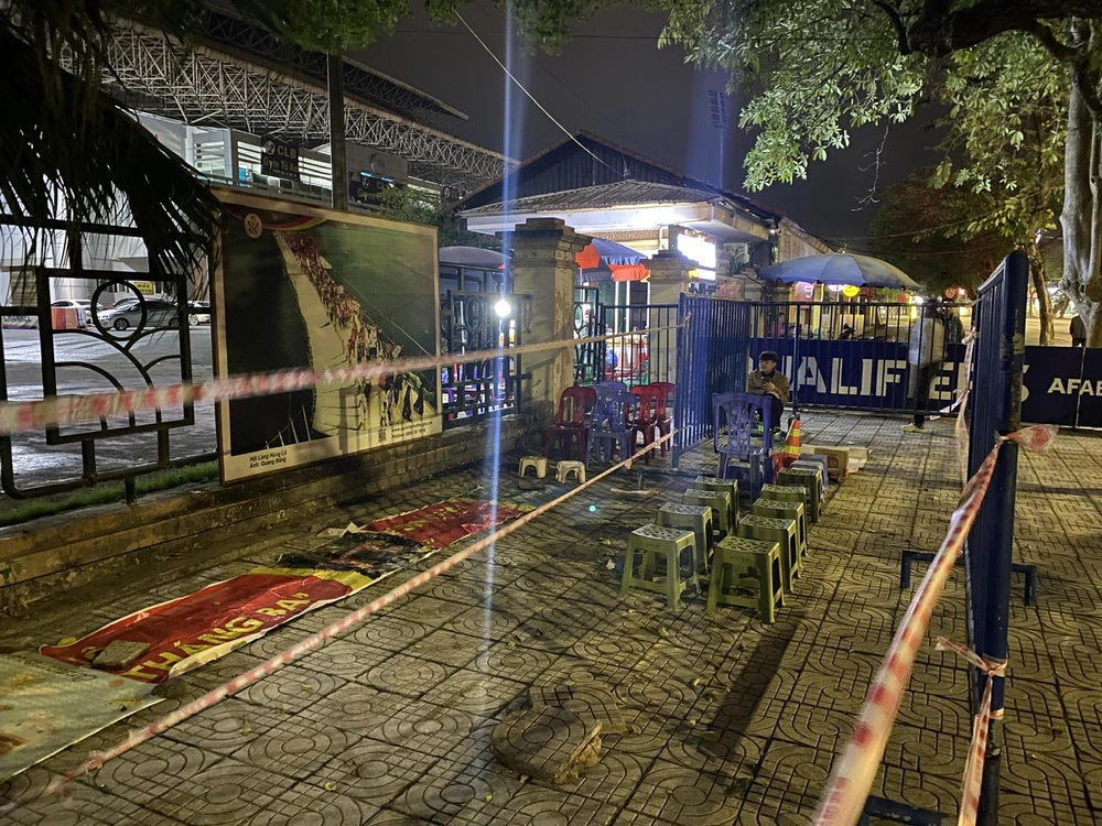 Mang ghế nhựa xếp 'lốt' mua vé xem trận Việt Nam - Indonesia 5.jpg