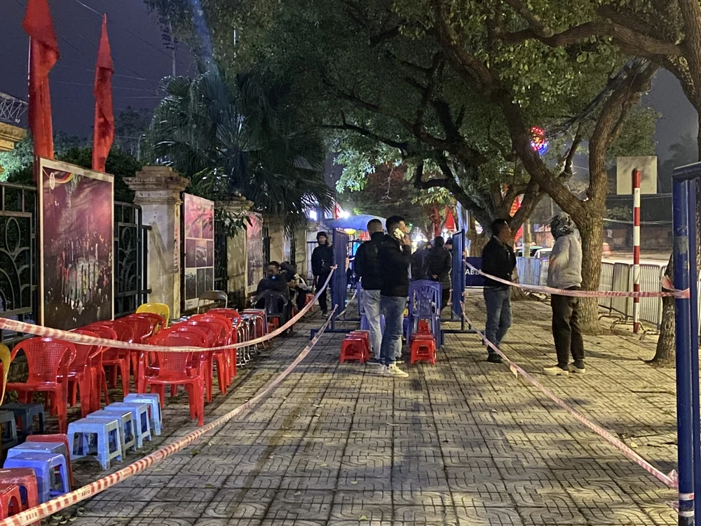 Mang ghế nhựa xếp 'lốt' mua vé xem trận Việt Nam - Indonesia 7.jpg