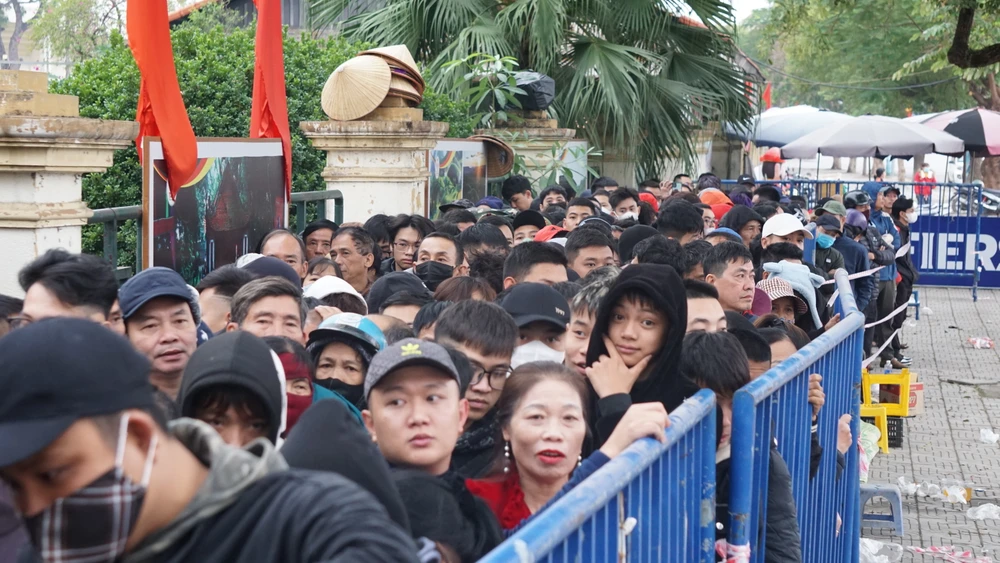 Chen lấn trong ngày đầu mở bán vé xem đội tuyển Việt Nam tại Phú Thọ 4.JPG