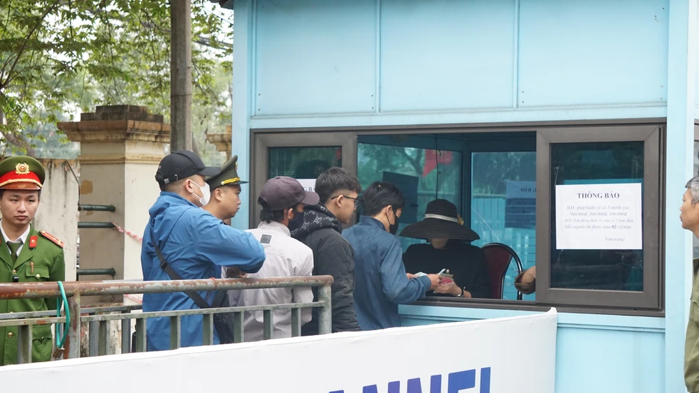 Chen lấn trong ngày đầu mở bán vé xem đội tuyển Việt Nam tại Phú Thọ 8.JPG