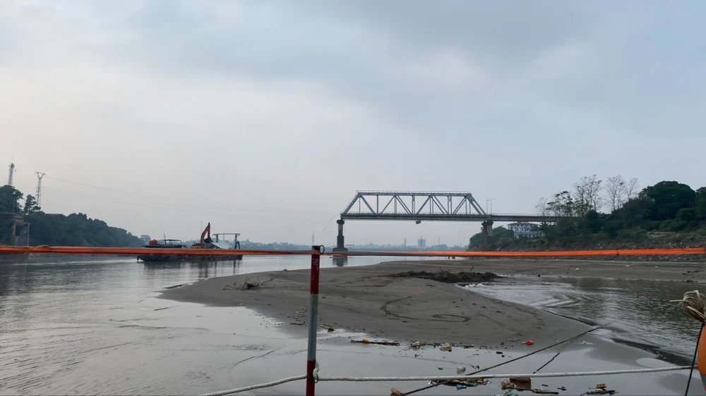 Sẽ di dời dầm thép cầu Phong Châu cũ sang một bên để xây cầu mới.jpg