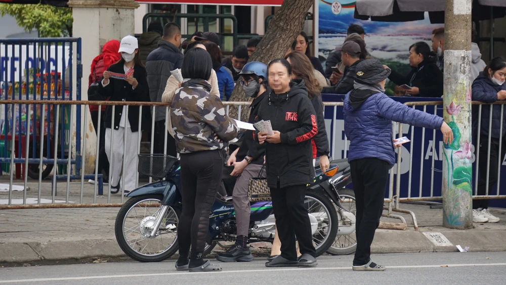 Vé 'chợ đen' trận Việt Nam - Indonesia bị đẩy lên gần 2 triệu:cặp 2.jpg