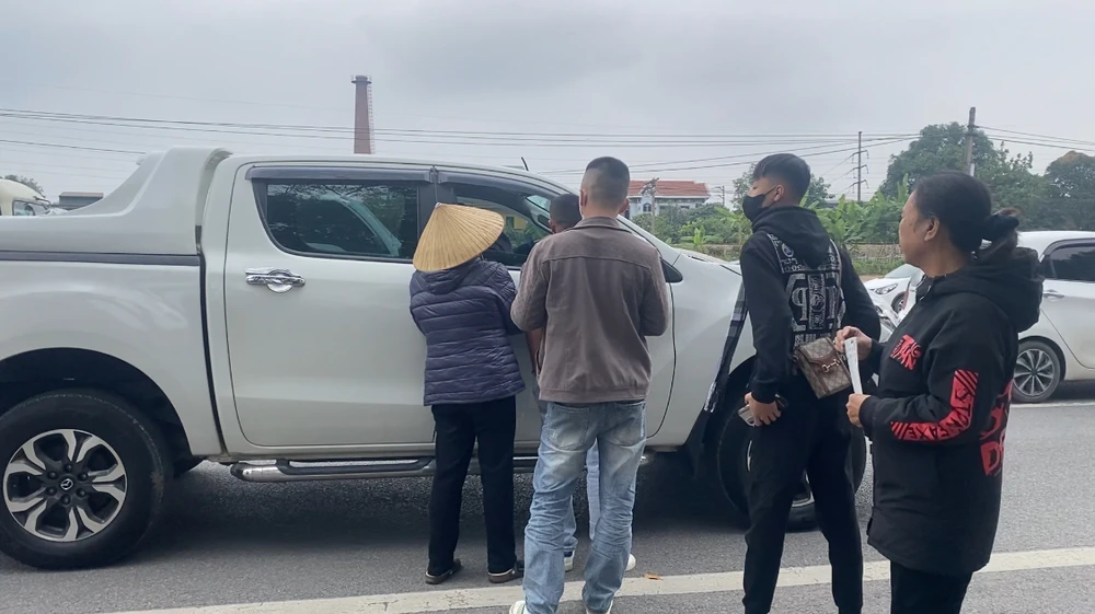 Vé 'chợ đen' trận Việt Nam - Indonesia bị đẩy lên gần 2 triệu:cặp.jpg