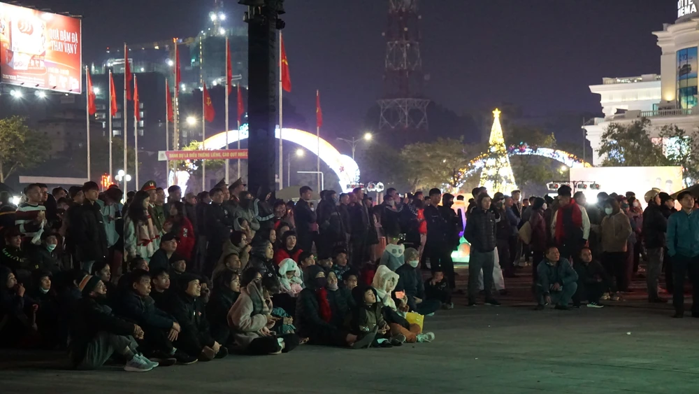 Người dân Phú Thọ xem trận Việt Nam - Indonesia qua màn LED siêu lớn