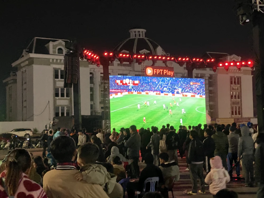 Người dân Phú Thọ xem trận Việt Nam - Indonesia qua màn LED siêu lớn