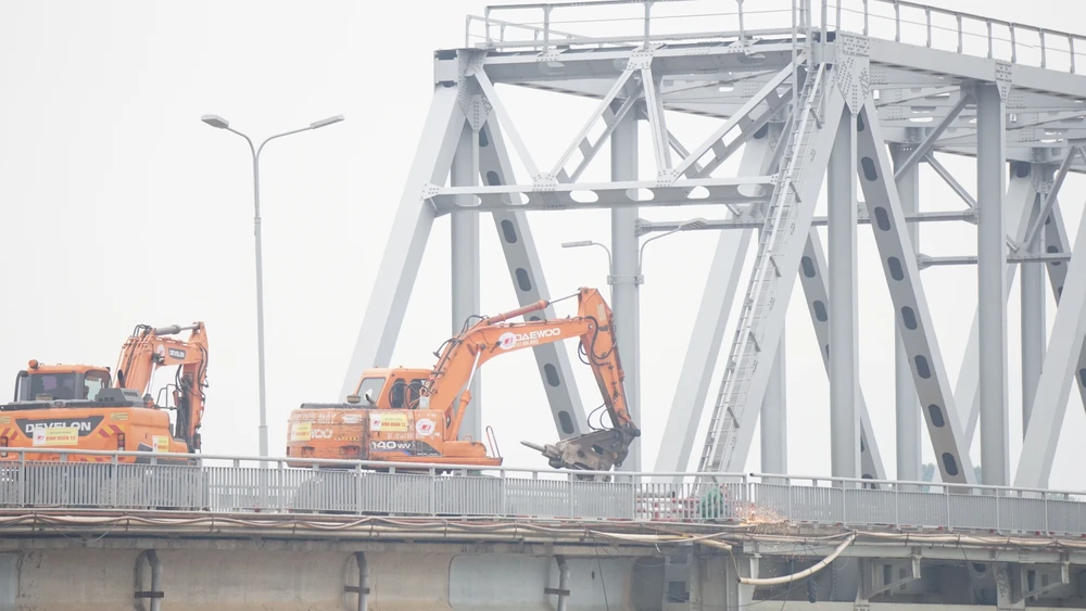 Đang tháo dỡ cầu Phong Châu 2.JPG