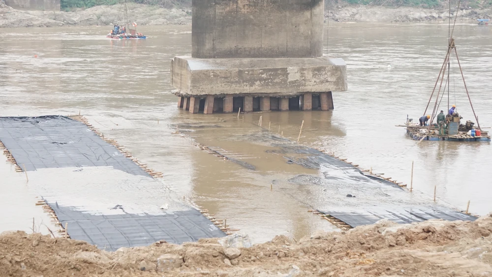 Đang tháo dỡ cầu Phong Châu .JPG