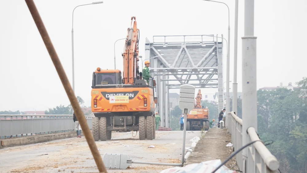 Đang tháo dỡ cầu Phong Châu 3.JPG