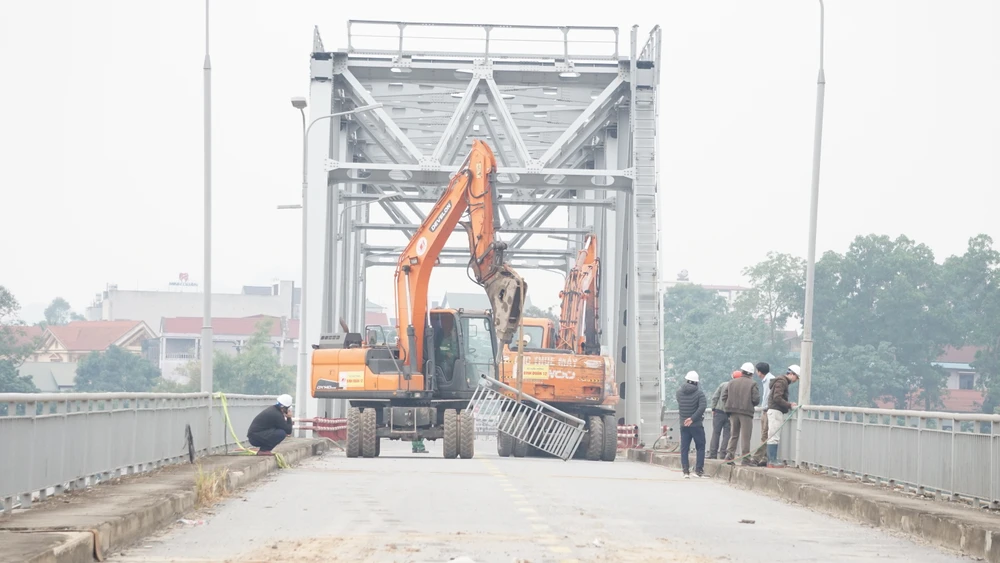 Đang tháo dỡ cầu Phong Châu 4.JPG