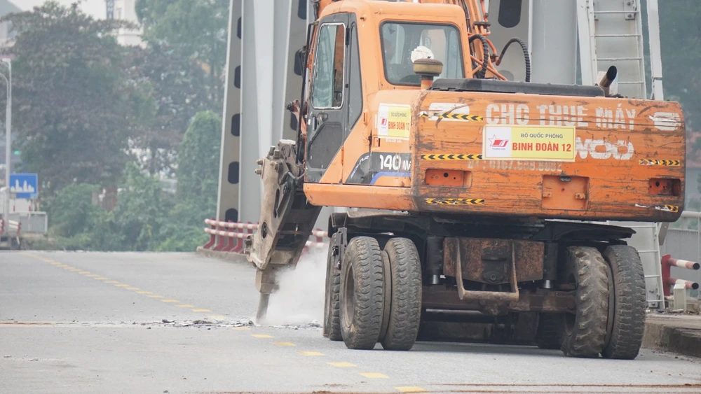 Đang tháo dỡ cầu Phong Châu 5.JPG