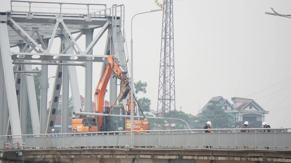 Đang tháo dỡ cầu Phong Châu 6.JPG