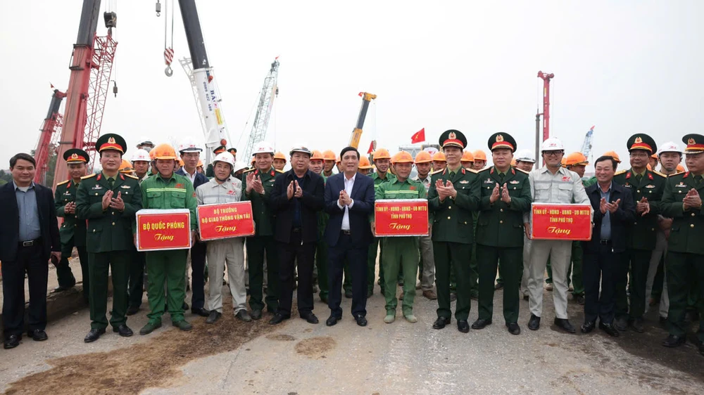 Khởi công xây dựng cầu Phong Châu mới.jpg