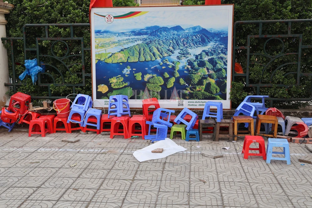 Mang cả gạch đá ra xếp lốt mua vé trận Việt Nam - Singapore 10.jpg