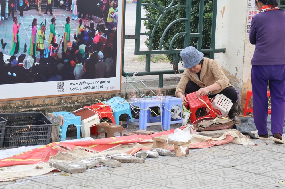 Mang cả gạch đá ra xếp lốt mua vé trận Việt Nam - Singapore 11.jpg