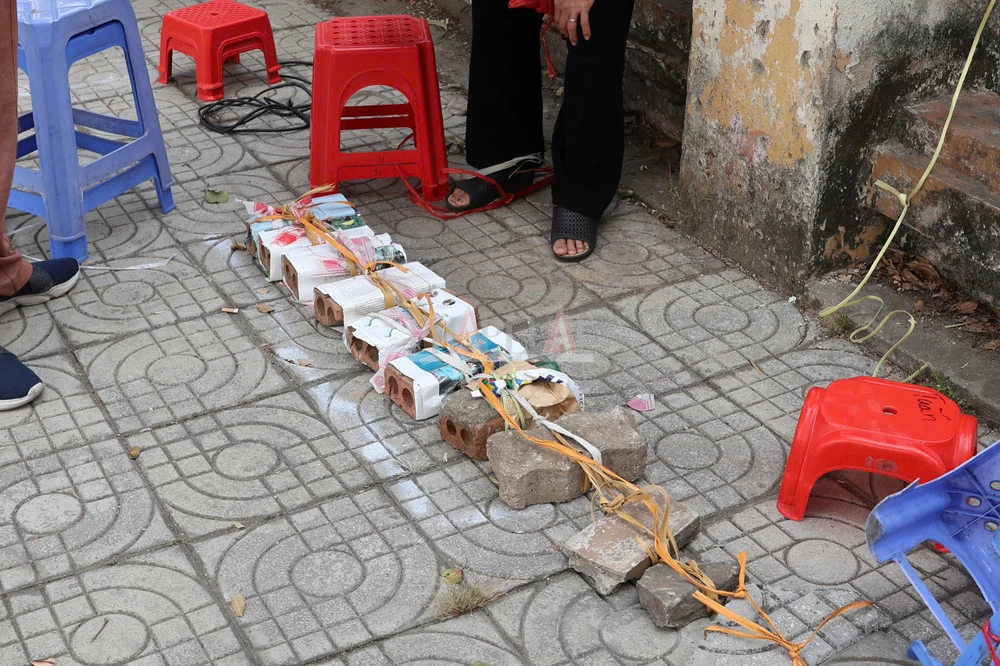 Mang cả gạch đá ra xếp lốt mua vé trận Việt Nam - Singapore 5.jpg