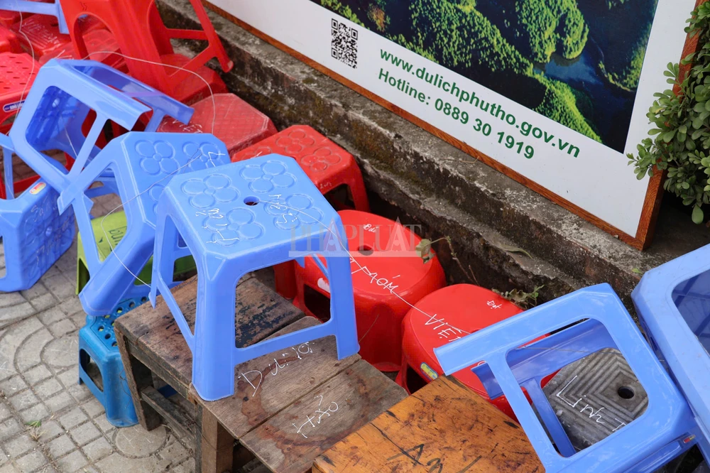 Mang cả gạch đá ra xếp lốt mua vé trận Việt Nam - Singapore 7.jpg