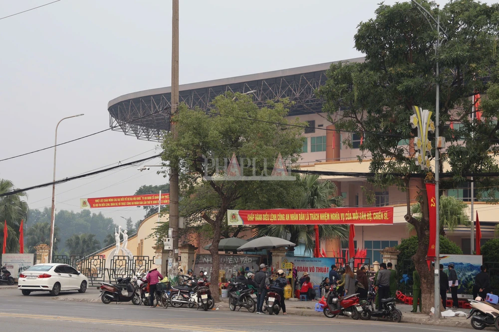 Mang cả gạch đá ra xếp lốt mua vé trận Việt Nam - Singapore.jpg