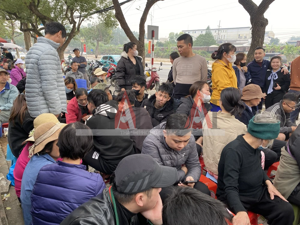 Cả trăm người chen chúc chờ mua vé xem trận Việt Nam - Singapore 1.jpg